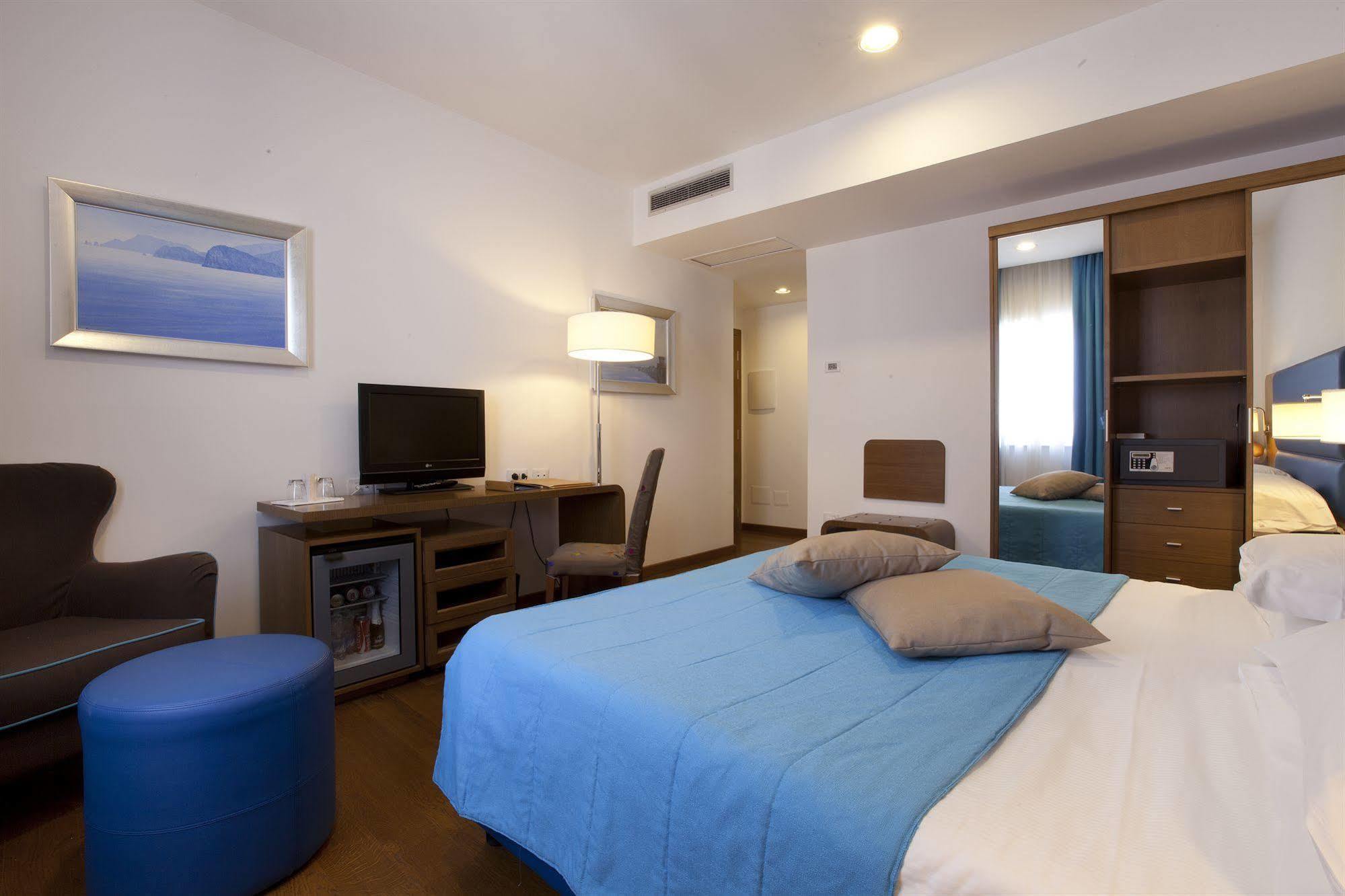 Hotel Plaza سورينتو المظهر الخارجي الصورة