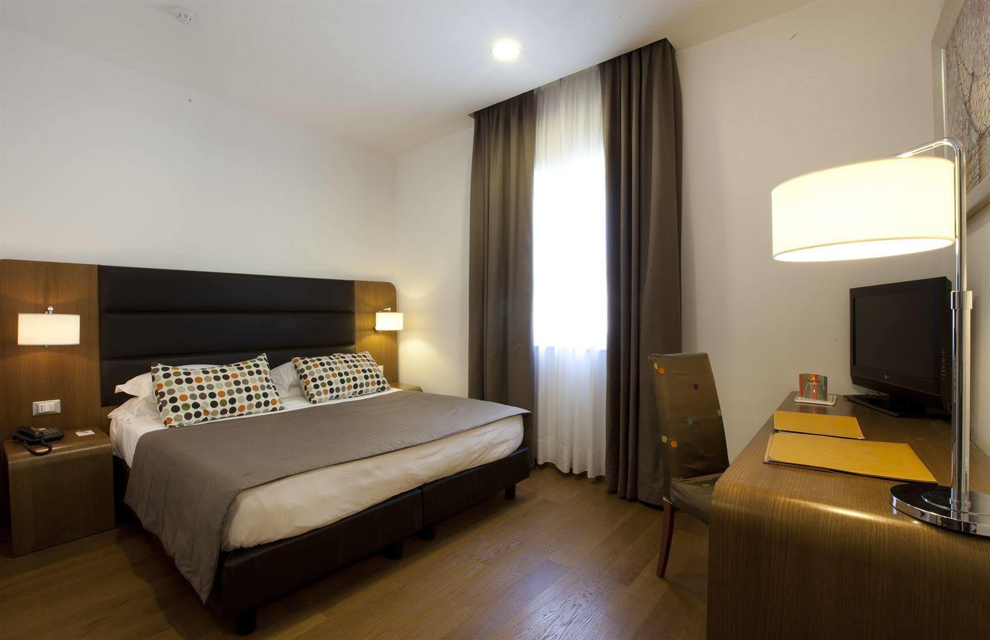 Hotel Plaza سورينتو المظهر الخارجي الصورة
